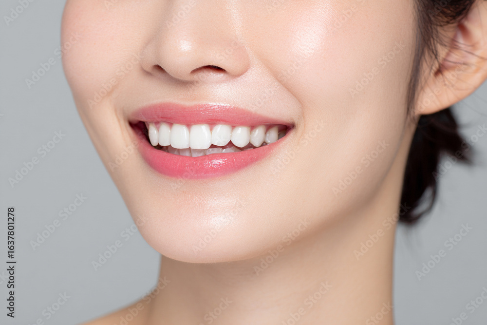Obraz premium 笑顔できらめく綺麗な肌と白い歯を見せる日本人女性美人モデルの接写写真。オーラルケア、スキンケア、コスメ広告用。