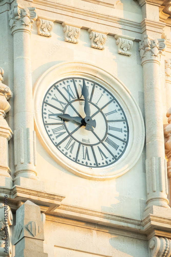 Obraz premium old clock tower on Valencia ayuntamiento