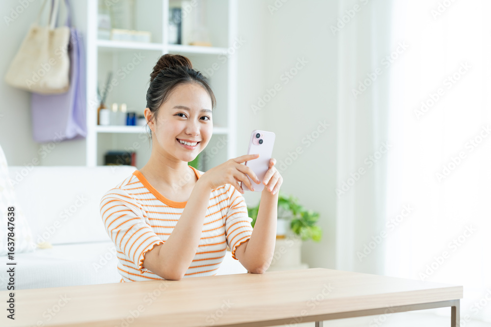 スマホを使う若い女性 スマホを使う若い女性