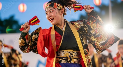 輝く笑顔：夏祭りでよさこい踊りを披露する日本人女子