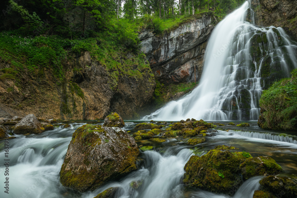 Fototapeta premium Sommerliches Naturerlebnis am Gollinger Wasserfall mit viel Wasser