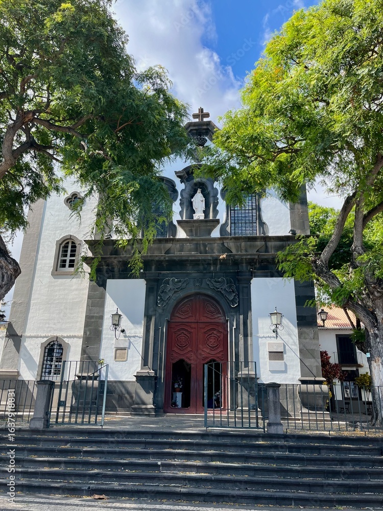 Fototapeta premium Stadtspaziergang durch Funchal auf Madeira: die Seilbahn, der Hafen mit Mole, der Kirche Igreja do Socorro, dem Fort Forte de São Tiago und der Kathedrale Sé Catedral de Nossa Senhora da Assunção