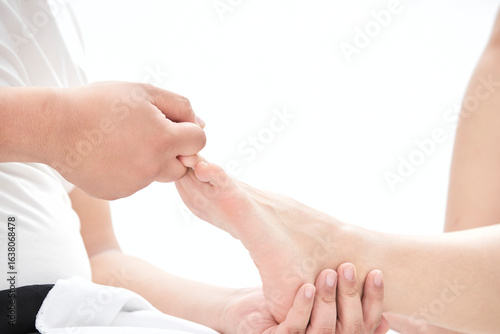 Foto Doctor performs a breast examination on a patient undergoing breast augmentation