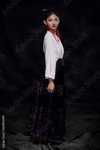 Картината върху платно An Eastern girl dressed in Ming Dynasty Hanfu