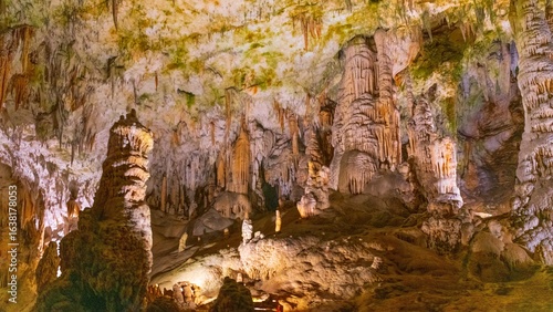 Magisches Höhlensystem in Postojna