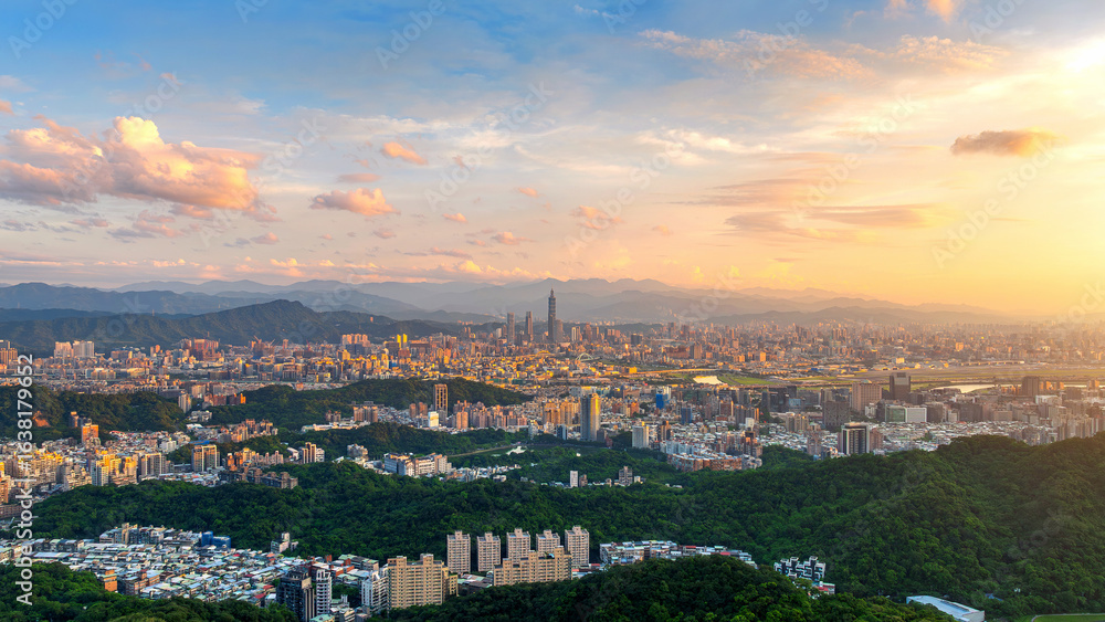 Fototapeta premium Panorama of Taipei city at sunset, Taiwan.