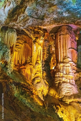 Magisches Höhlensystem in Postojna