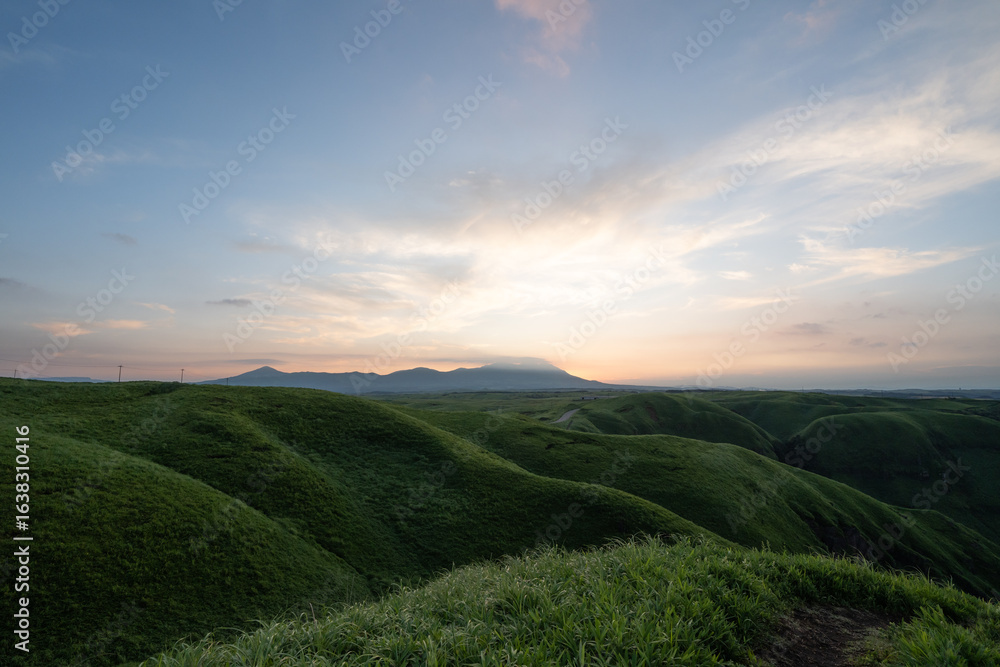 大観峰から眺めるくじゅう連山、外輪山の山並みと朝焼け 大観峰から眺めるくじゅう連山、外輪山の山並みと朝焼け