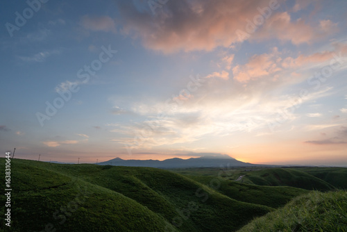 Bild auf Leinwand 大観峰から眺めるくじゅう連山、外輪山の山並みと朝焼け