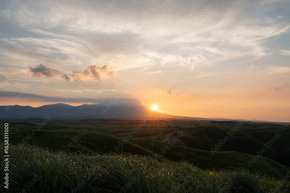 Obraz premium 大観峰から眺めるくじゅう連山、外輪山の山並みと日の出