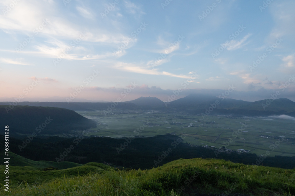 Obraz premium 大観峰から眺める北外輪山と阿蘇五岳の山並みと阿蘇谷