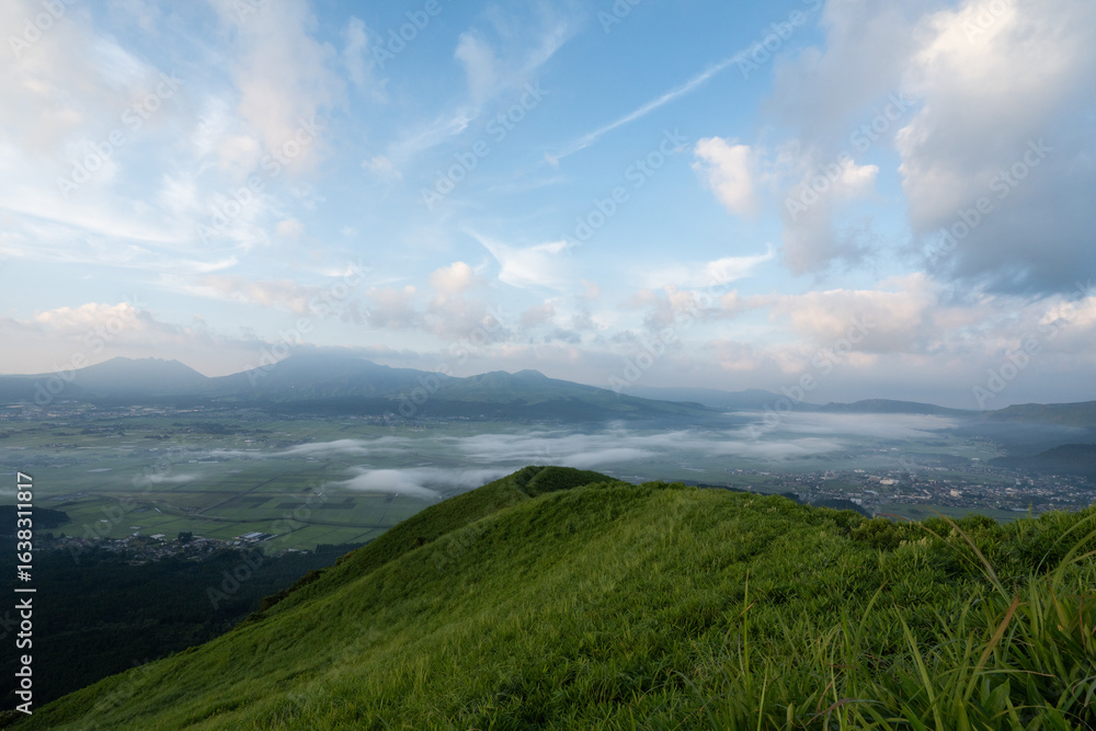 大観峰から眺める早朝の阿蘇谷 大観峰から眺める早朝の阿蘇谷