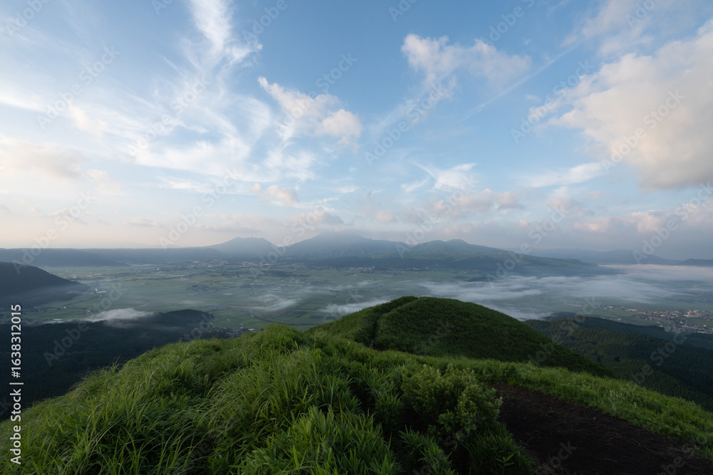 Fototapeta premium 大観峰から眺める北外輪山と阿蘇五岳の山並みと阿蘇谷