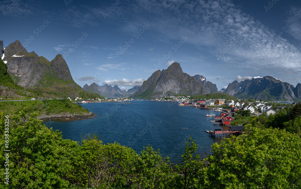 Φωτογραφία Village Reine With Mountains And Gravdalsbukta Near Reinebringen On Lofoten Isla