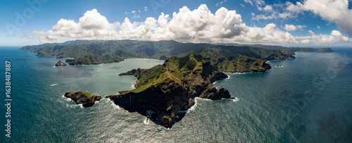 magnifique vue aérienne panoramique de la vallée de taiohae pris du large par beau temps