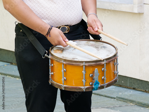 Konstfotografi Musicien jouant du tambour à baguettes lors d’un événement en plein air