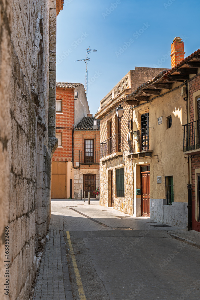 Obraz premium Tordesillas, Valladolid, Spain – View of an old house facade along a narrow historic street in the town center.