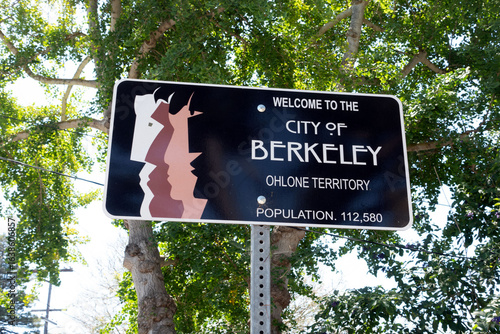 Fotografía Close-up photograph of the City of Berkeley, California welcome sign, featuring bold lettering and a clean, civic design