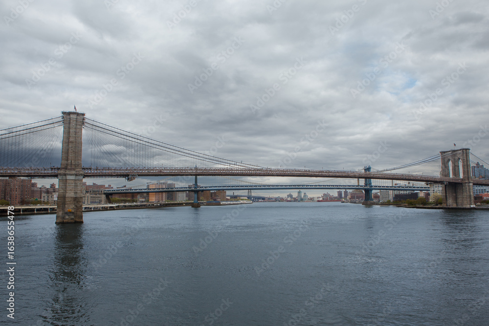 Naklejka premium Brooklyn Bridge East River Architectural Beauty Urban Landscapes
