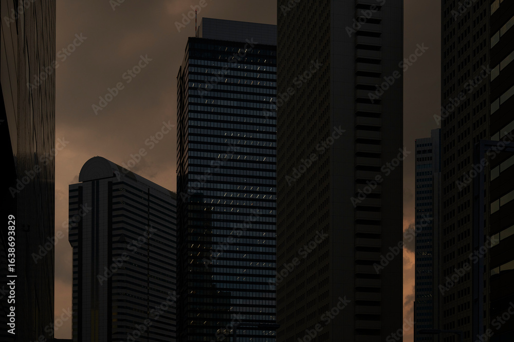 Fototapeta premium 無数の窓、それぞれの夜を灯す光の集合体
