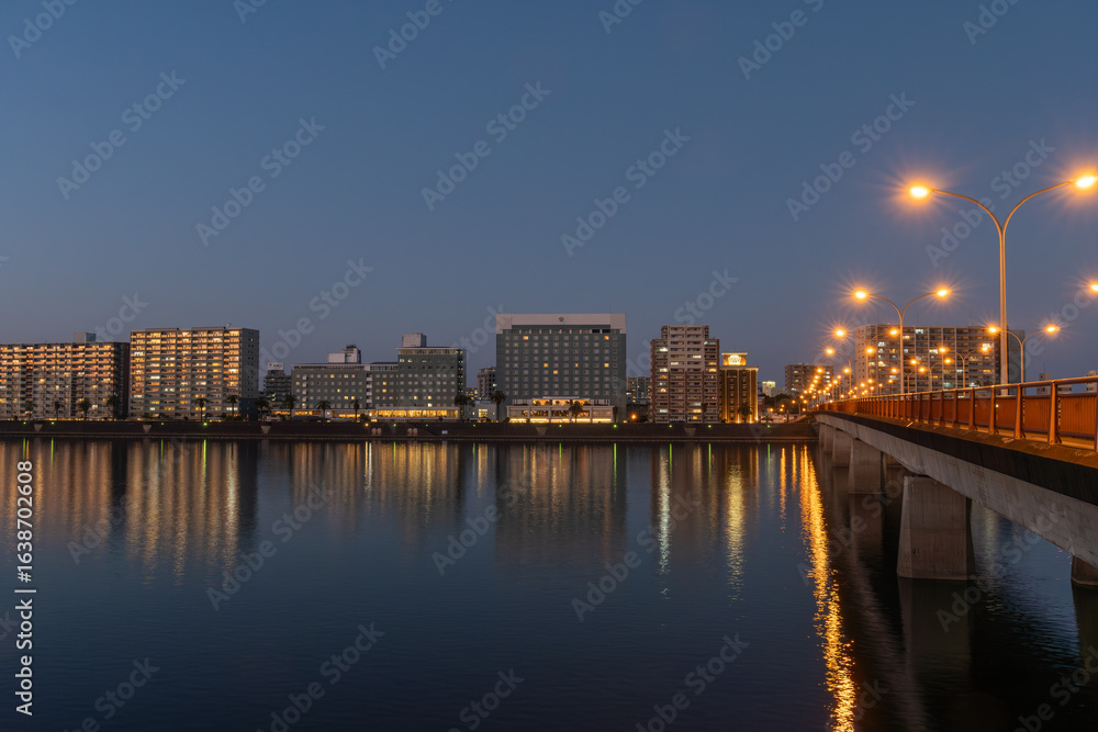 Naklejka premium 夕暮れの大淀川沿いの宮崎市橘公園