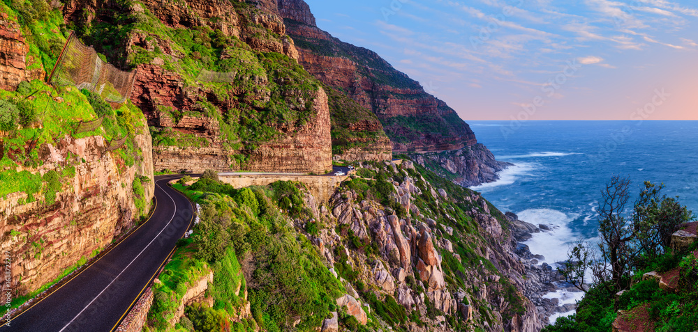 Obraz premium Panorama of Chapman’s Peak Drive and the Atlantic Ocean at sunset, Cape Town, South Africa