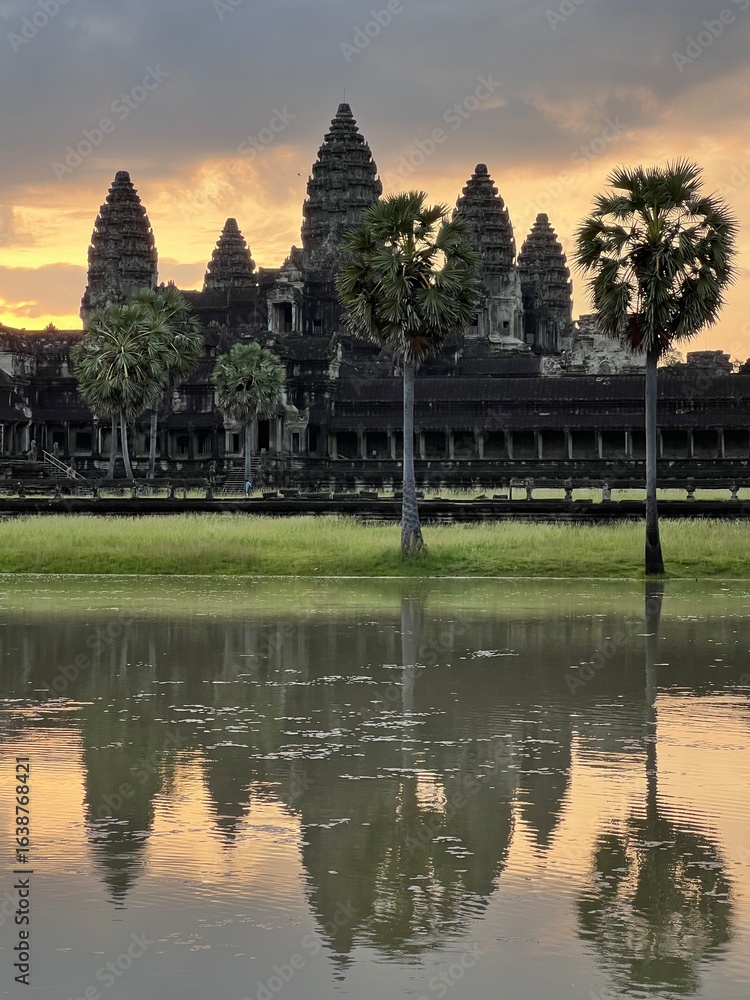 Fototapeta premium - sunrise - angkor wat cambodia
