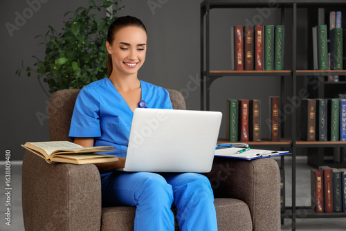 Female medical student stud...