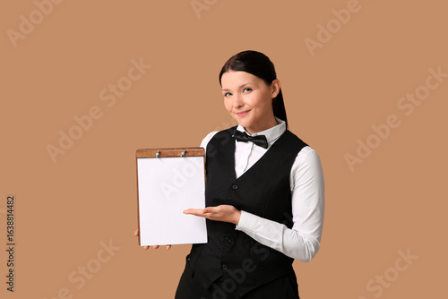 Beautiful young waitress sh...