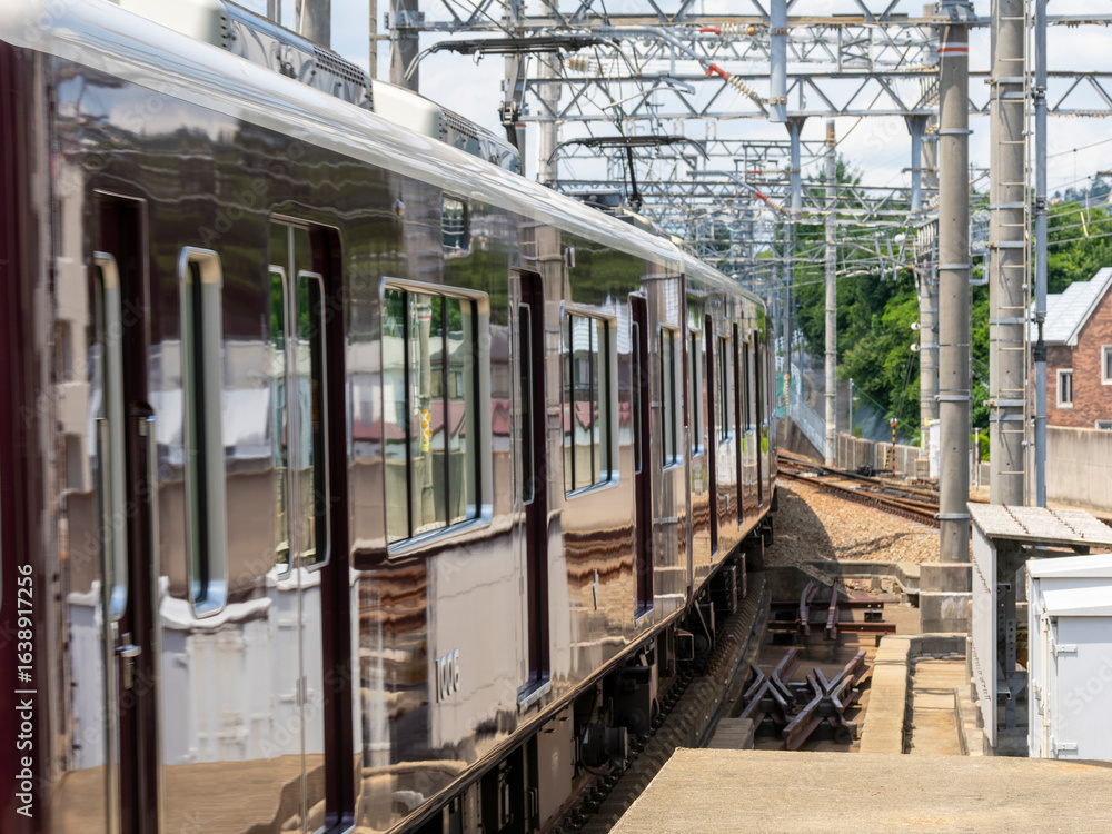Obraz premium 川西能勢口駅を出発した雲雀丘花屋敷行き普通電車