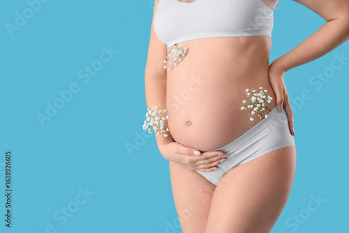 Young pregnant woman in und...