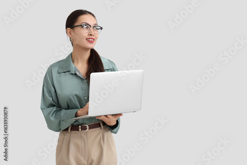 Young Asian businesswoman w...