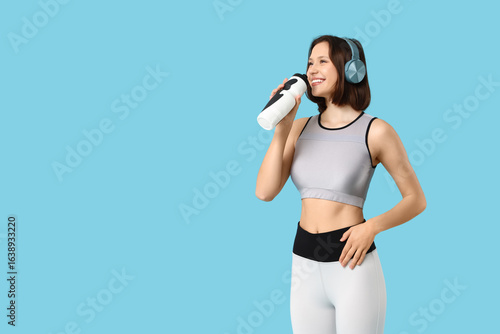 Sporty young woman in headp...