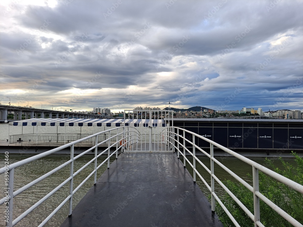 Fototapeta premium Marina view on the Han Riverside Park in Seoul, South Korea