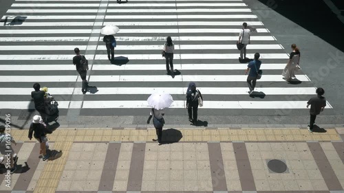 JR大阪駅前 横断歩道を渡る人々