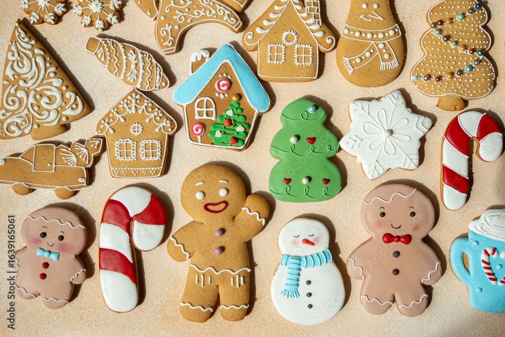 Obraz premium Gingerbread cookies with icing decoration. Christmas food. Gingerbread man baking. Set different top view table. Xmas sweet
