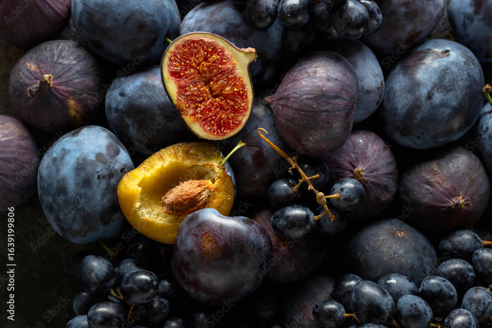 Fototapeta premium Juicy fresh blue fruits.