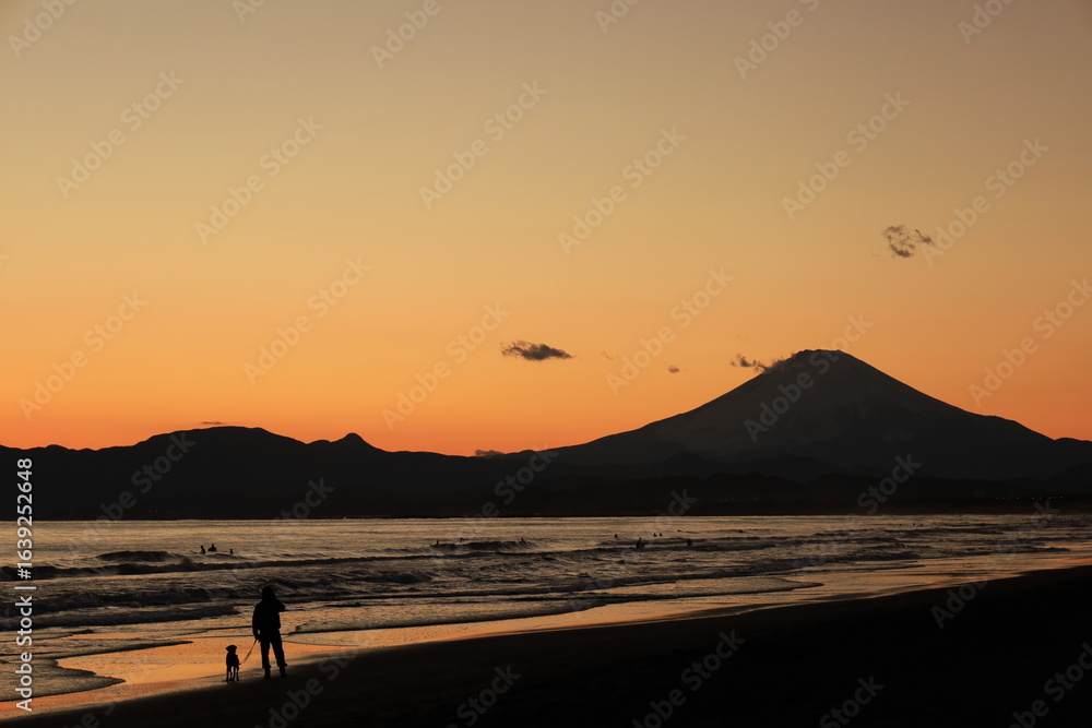 Obraz premium 穏やかな波が打ち寄せる海岸、夕陽が染める鵠沼海岸 夕景