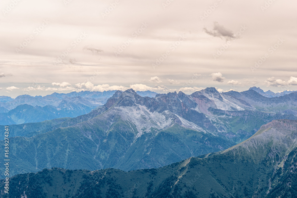 Fototapeta premium Il Monviso con il Dado di Vallanta, iconiche montagne delle Alpi Cozie viste dalla Valle Varaita