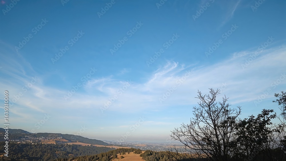 Obraz premium Fresh cold air flows beneath a bright blue morning sky filled with clouds and natural beauty