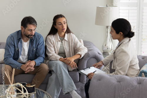 Bilde på lerret Couple expresses relationships issues during visit with professional marriage an