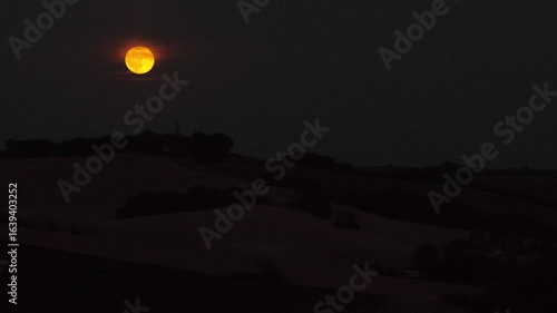 Latéral et pleine lune