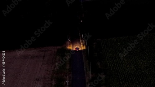 Route et voiture de nuit