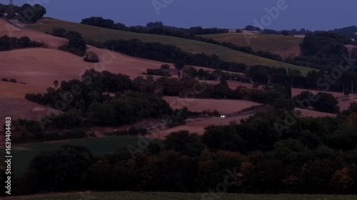 Voiture et phares la nuit