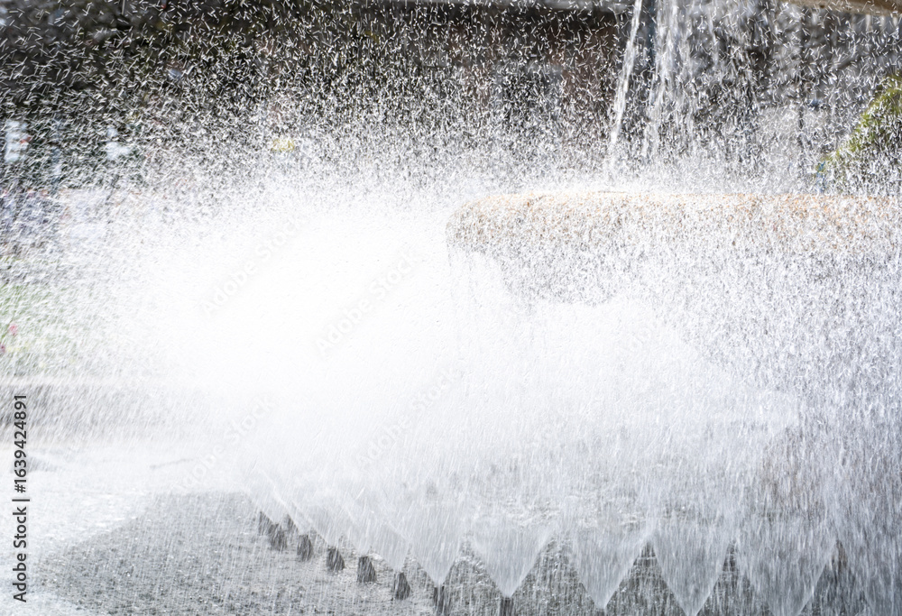 Obraz premium Fountain water splash, waterfall cascade summer textured background