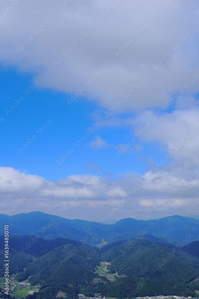 Naklejka premium 岐阜県飛騨市安峰山からみた古川と雲