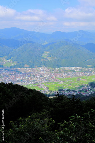 岐阜県飛騨市安峰山の山の影と街並み