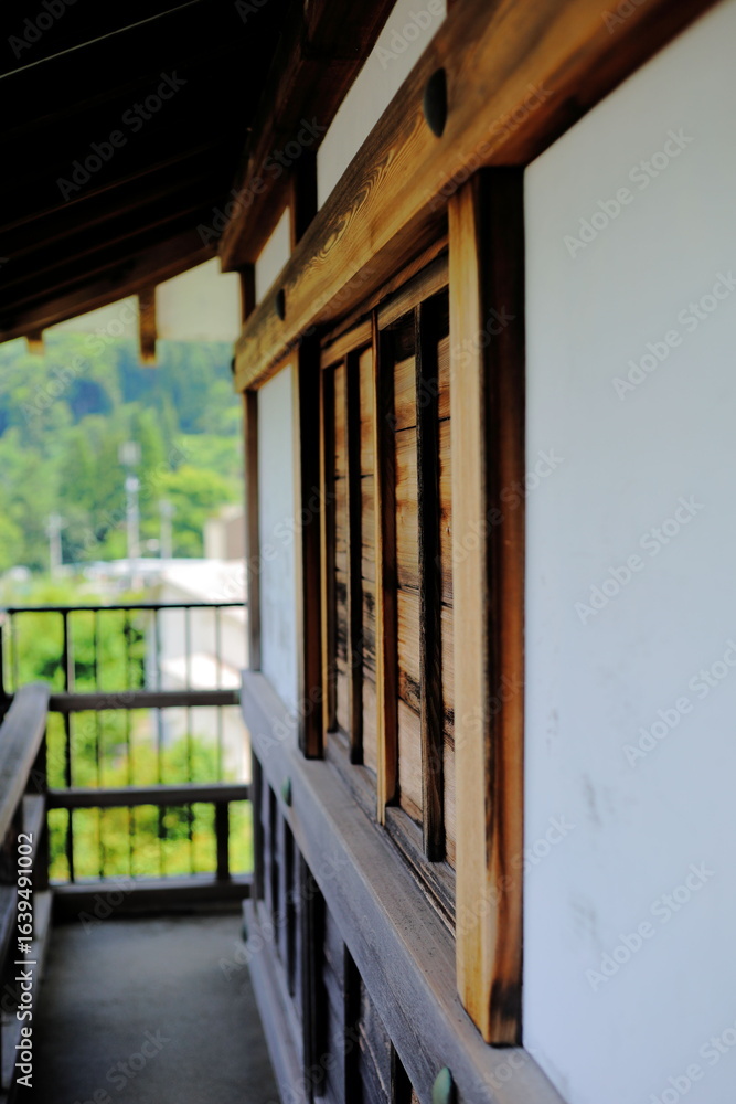 Fototapeta premium 岐阜県飛騨市神岡のお城の窓