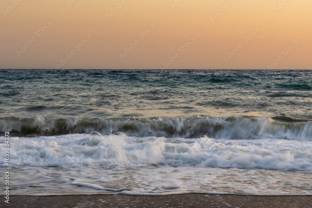 Rompeolas al atardecer en la playa de Las Salinas Rompeolas al atardecer en la playa de Las Salinas
