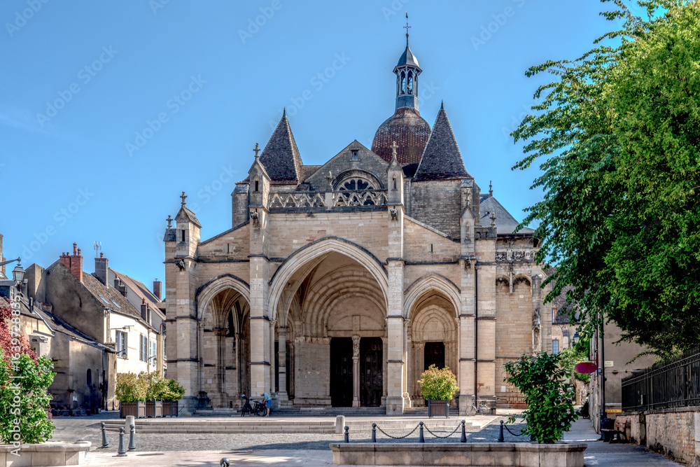 Obraz premium France, city of Beaune, the medieval basilica in the old city center. 